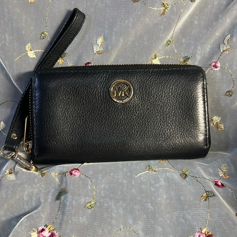 Michael Kors Leather Wristlet / Wallet / Clutch  Black EUC